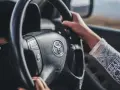 Mani sul volante Toyota, si sente che il volante trema in frenata.