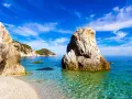 Un mare bello in Toscana, con rocce imponenti e acque cristalline che invitano a un tuffo.