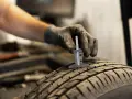 Misurazione dello spessore ruote auto con calibro per verificarne l'usura.