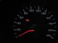 Cruscotto auto con spia AdBlue accesa, indica che il livello del liquido è basso o c'è un problema.
