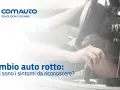 Mano sul cambio auto, con testo "Cambio auto rotto: quali sono i sintomi da riconoscere?". Indica i sintomi di un cuscinetto cambio rotto.