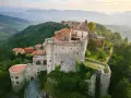 Il Castello Malaspina di Fosdinovo, avvolto dalla nebbia mattutina, sembra custodire antiche leggende tra le sue mura.