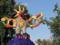 Statua colorata con mosaici, perfetta per un weekend con bambini in Toscana. Un'opera d'arte che incanta grandi e piccini.