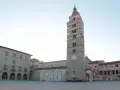 Piazza del Duomo a Pistoia centro storico, con il campanile e il Palazzo Comunale.