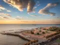 Vista dall'alto della Terrazza Mascagni al tramonto, con il mare calmo, nuvole dorate e la caratteristica pavimentazione.