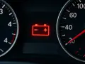 Cruscotto auto con spia della batteria accesa in rosso. Indica un problema di ricarica o un guasto.