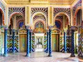 Interni riccamente decorati con archi moreschi, colonne blu e mosaici colorati. Un luogo da fiaba, tra i posti da visitare in Toscana.