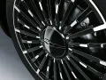 Cerchio in lega nero lucido con logo Fiat 500 al centro. La corretta pressione gomme Fiat 500 è fondamentale per la sicurezza.