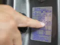 Dito, un dito indica la tabella per la corretta pressione pneumatici, mostrando i valori in psi.