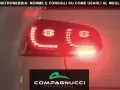 La spia fendinebbia posteriori accesa su un fanale rosso di un'auto.