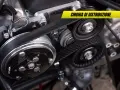 Dettaglio di una cinghia di distribuzione usurata con pulegge e tendicinghia. Sintomi di usura da non ignorare per la salute del motore.