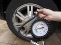 Controllo pressione gomme auto con manometro. Impara come gonfiare gomme auto per viaggiare in sicurezza.