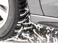 Gomme invernali in azione sulla neve, pronte per affrontare le strade secondo il decreto gomme.