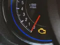 Cruscotto auto con contagiri e la spia EPC accesa, segnalando un problema al motore.