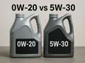 Due taniche di olio motore, 0W-20 e 5W-30, a confronto per la corretta gradazione.
