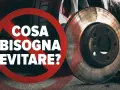 Disco freno usurato, simbolo di pericolo e testo "Cosa bisogna evitare?". Attenzione al surriscaldamento freni in discesa.