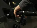 Mano che inserisce la pistola del carburante nel serbatoio dell'auto. Potrebbe indicare una pompa della benzina rotta o sintomi di malfunzionamento.