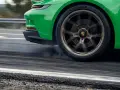 La ruota di un'auto sportiva verde lascia strisce sull'asfalto, producendo un rumore rotolamento pneumatici a bassa velocità.