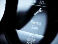 Cruscotto Lancia Y: icona chiave inglese e messaggio "Service now". Il service è scaduto, è ora di portarla dal meccanico.