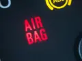 Spia airbag accesa fissa sul cruscotto. Un segnale rosso che indica un problema con il sistema di sicurezza.