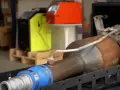 Attrezzatura per pulire catalizzatore auto fai da te. Il catalizzatore è montato su un supporto, pronto per il trattamento.