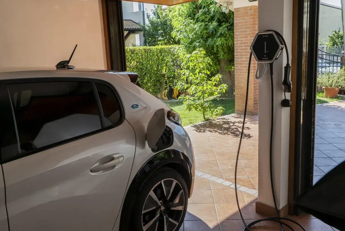 Auto elettrica in ricarica. La wallbox cos'è? Un dispositivo per caricare in sicurezza a casa.