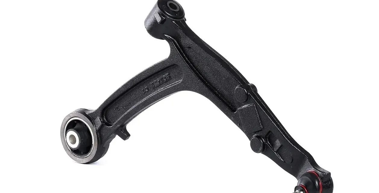 Braccetto auto rotto, pezzo di ricambio in metallo nero con snodo sferico e gommini, pronto per la sostituzione.