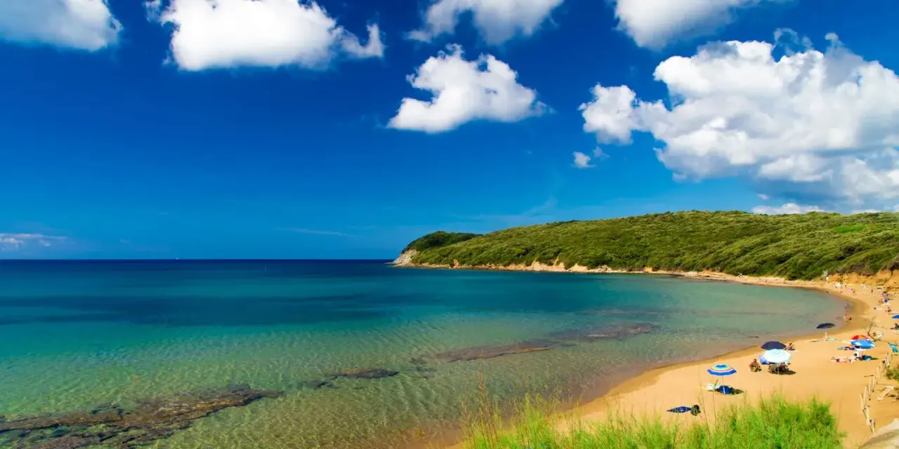Spiaggia di Baratti: come arrivare a questo paradiso. Acque cristalline, sabbia dorata e vegetazione lussureggiante.