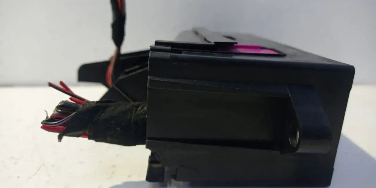 Blocco fusibili per Golf 6 con cavi colorati.
