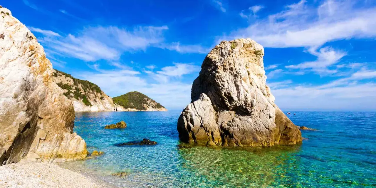 Un mare bello in Toscana, con rocce imponenti e acque cristalline che invitano a un tuffo.