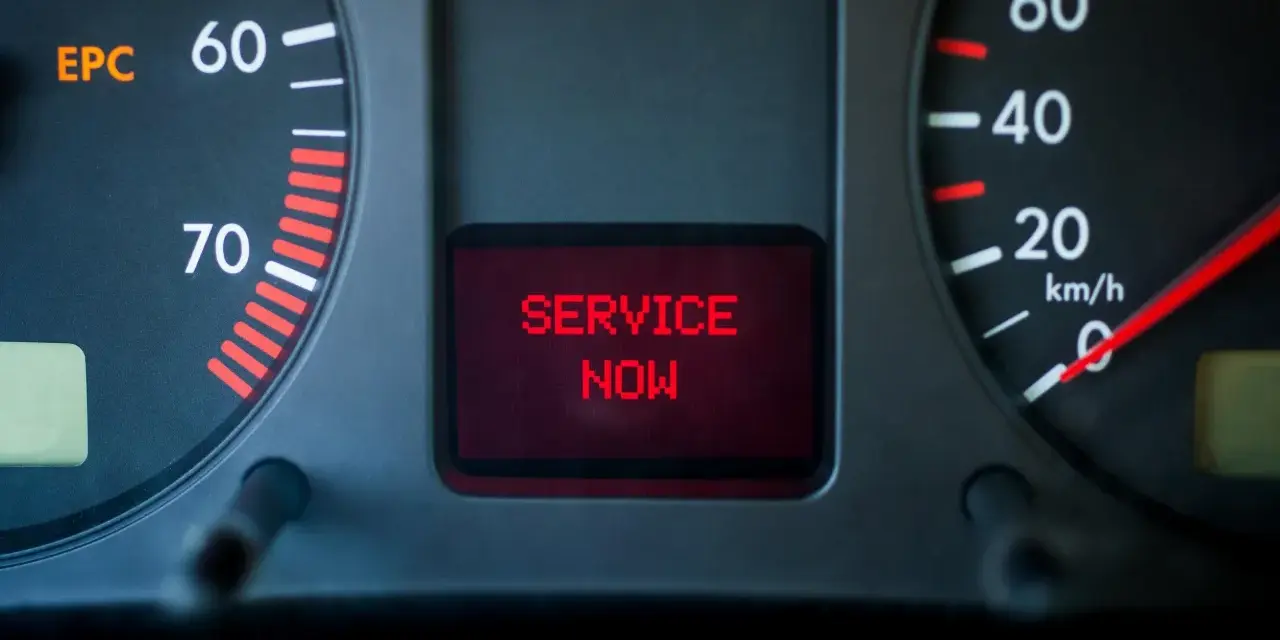 Cruscotto Golf 7 con spia EPC accesa e messaggio "SERVICE NOW".