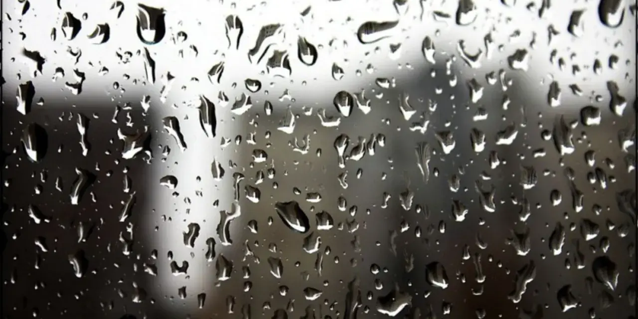 Gocce di pioggia sul vetro, un invito a scoprire cosa fare a San Vincenzo quando piove: musei, degustazioni o relax al coperto.