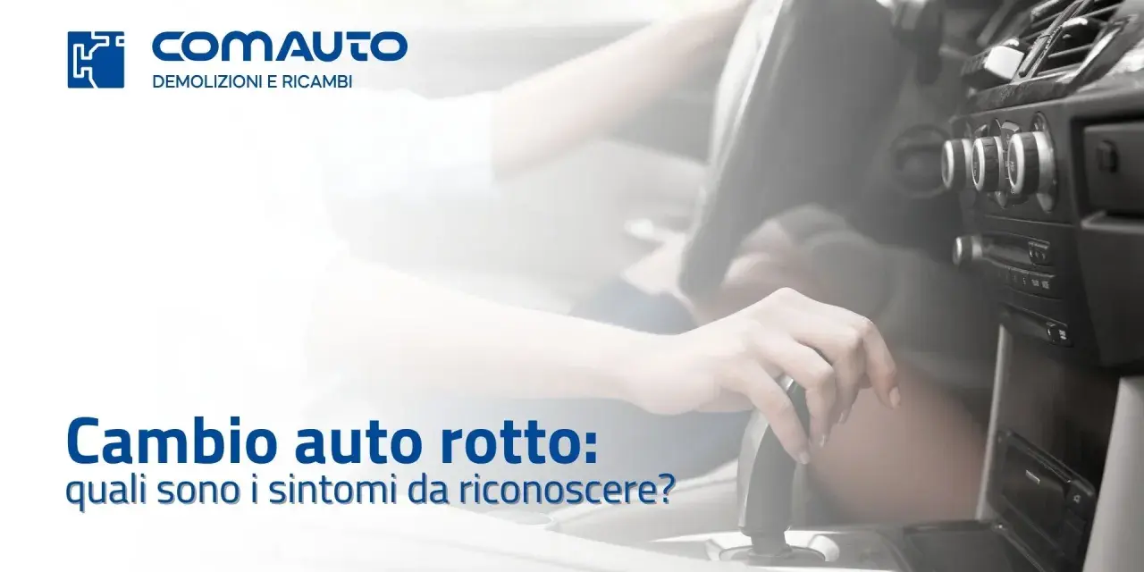 Mano sul cambio auto, con testo "Cambio auto rotto: quali sono i sintomi da riconoscere?". Indica i sintomi di un cuscinetto cambio rotto.