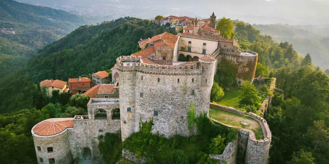 Il Castello Malaspina di Fosdinovo, avvolto dalla nebbia mattutina, sembra custodire antiche leggende tra le sue mura.