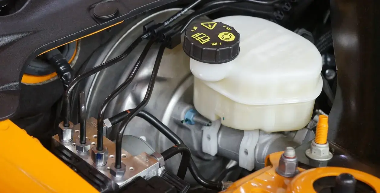 Serbatoio liquido freni con tappo DOT 4 e tubi collegati all'ABS. Attenzione all'insufficienza liquido freni per la sicurezza.