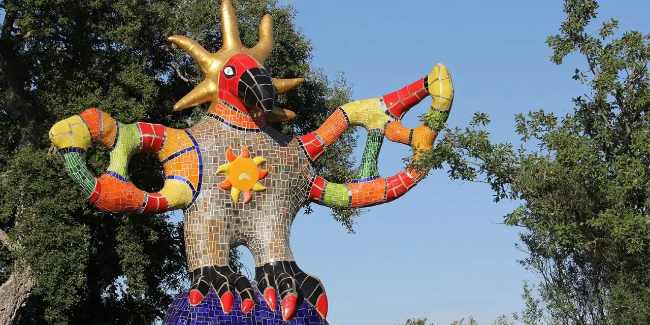 Statua colorata con mosaici, perfetta per un weekend con bambini in Toscana. Un'opera d'arte che incanta grandi e piccini.