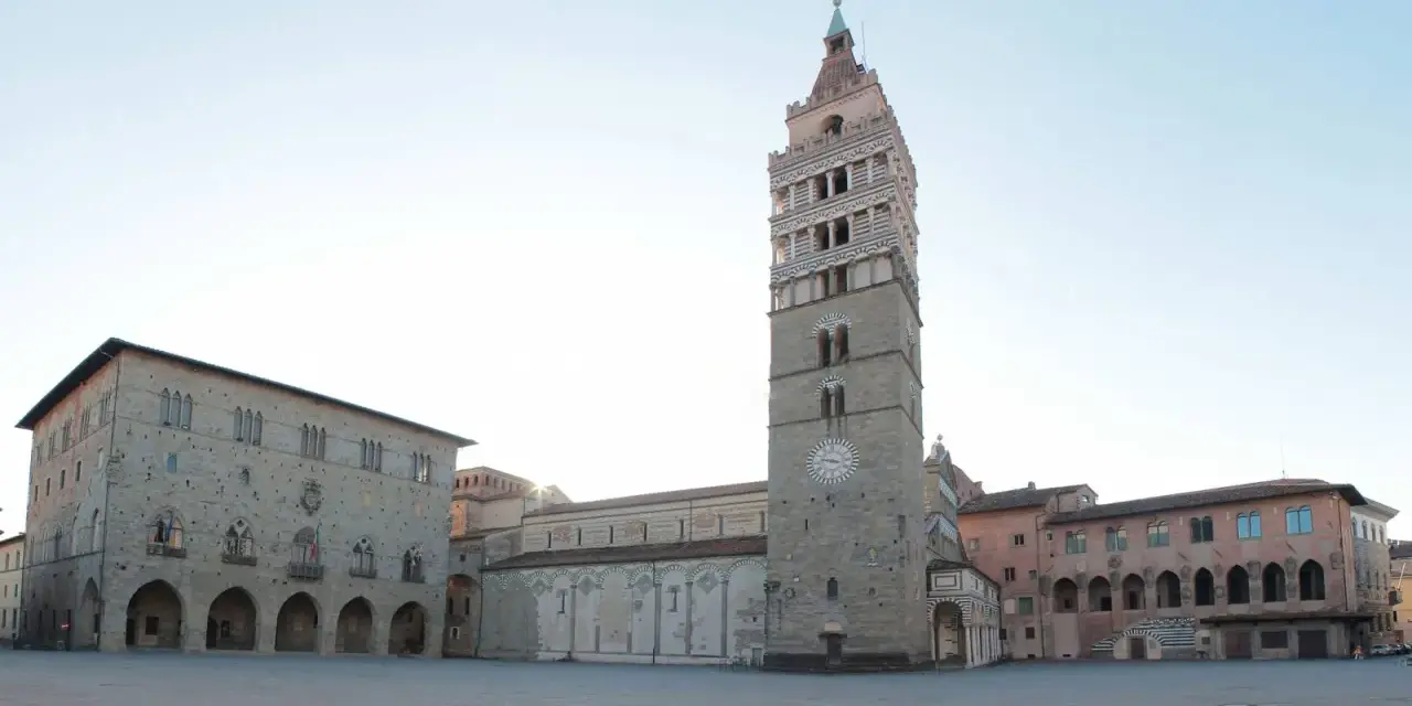 Piazza del Duomo a Pistoia centro storico, con il campanile e il Palazzo Comunale.