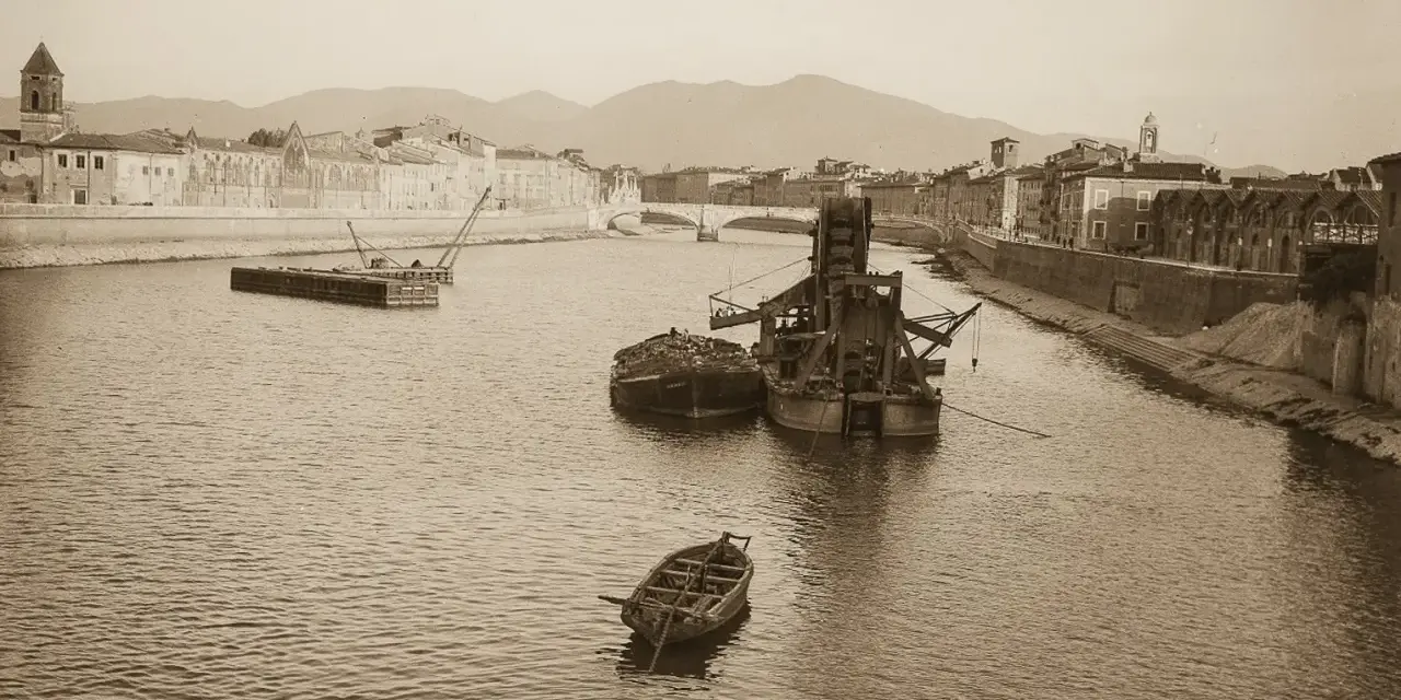 Pisa era sul mare, con navi e draghe che lavorano nel fiume. Un piccolo gozzo galleggia tranquillo.