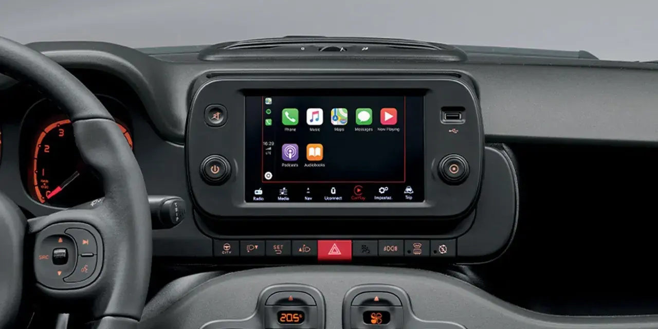 Cruscotto Fiat Panda Hybrid: schermo con icone app, navigatore e simboli spie.