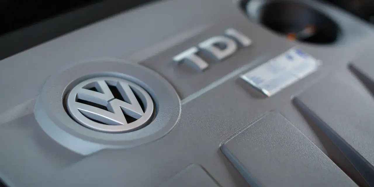 Copertura motore Volkswagen TDI. Se la spia candelette lampeggiante ti preoccupa, controlla il motore.