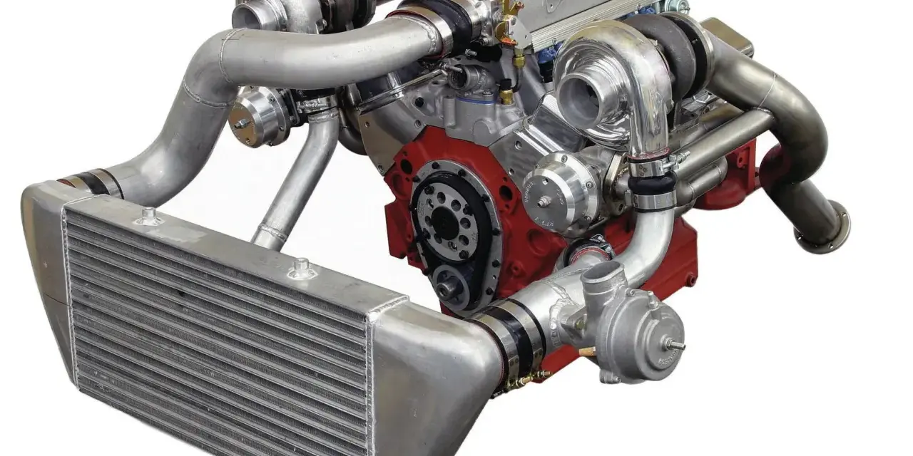 Motore V8 potenziato con doppio turbo e intercooler. L'intercooler cos'è? Raffredda l'aria compressa per più potenza.