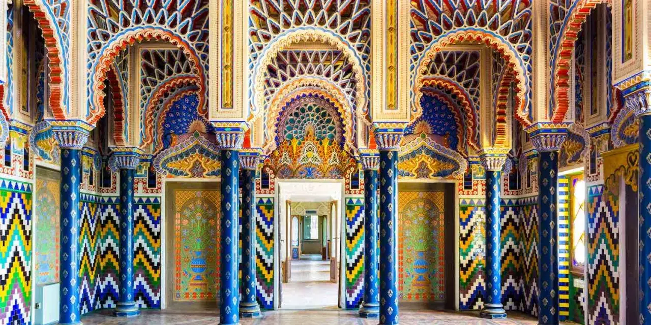 Interni riccamente decorati con archi moreschi, colonne blu e mosaici colorati. Un luogo da fiaba, tra i posti da visitare in Toscana.