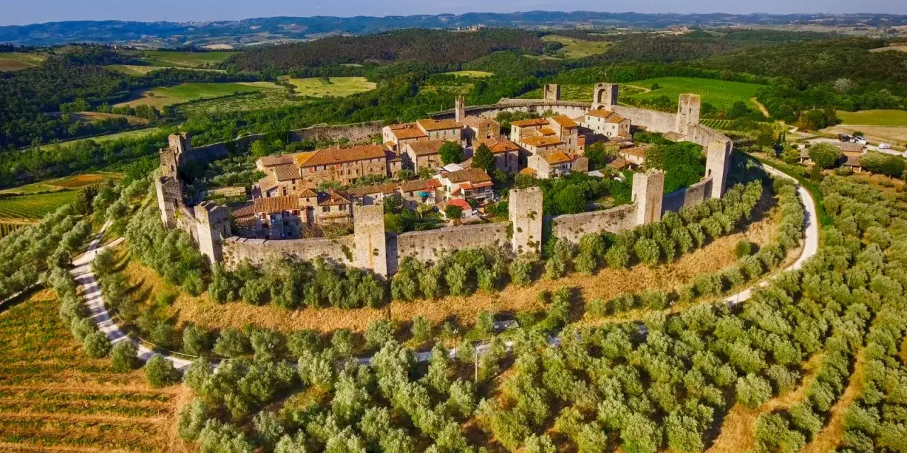 Borghi medievali fortificati, circondati da uliveti e vigneti, con torri e mura antiche. Un gioiello toscano, non lontano da Viareggio.
