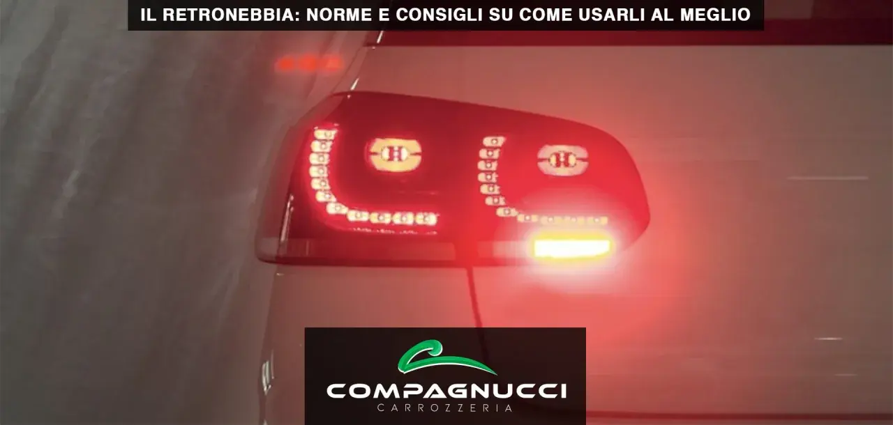 La spia fendinebbia posteriori accesa su un fanale rosso di un'auto.