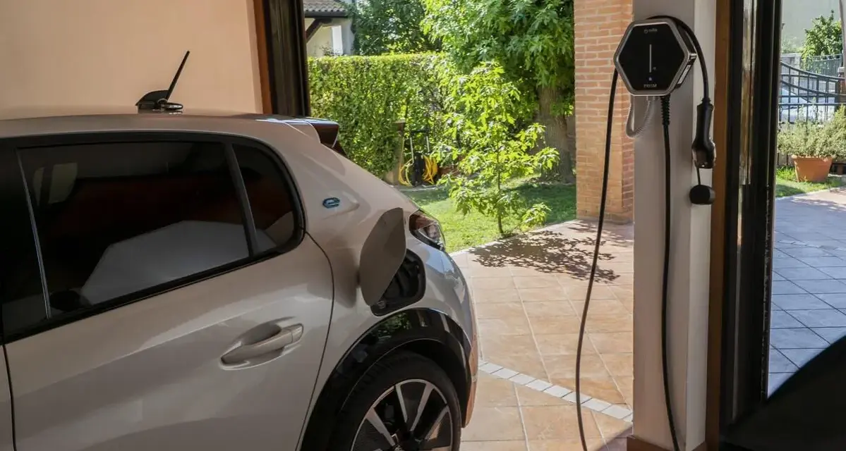 Auto elettrica in ricarica. La wallbox cos'è? Un dispositivo per caricare in sicurezza a casa.