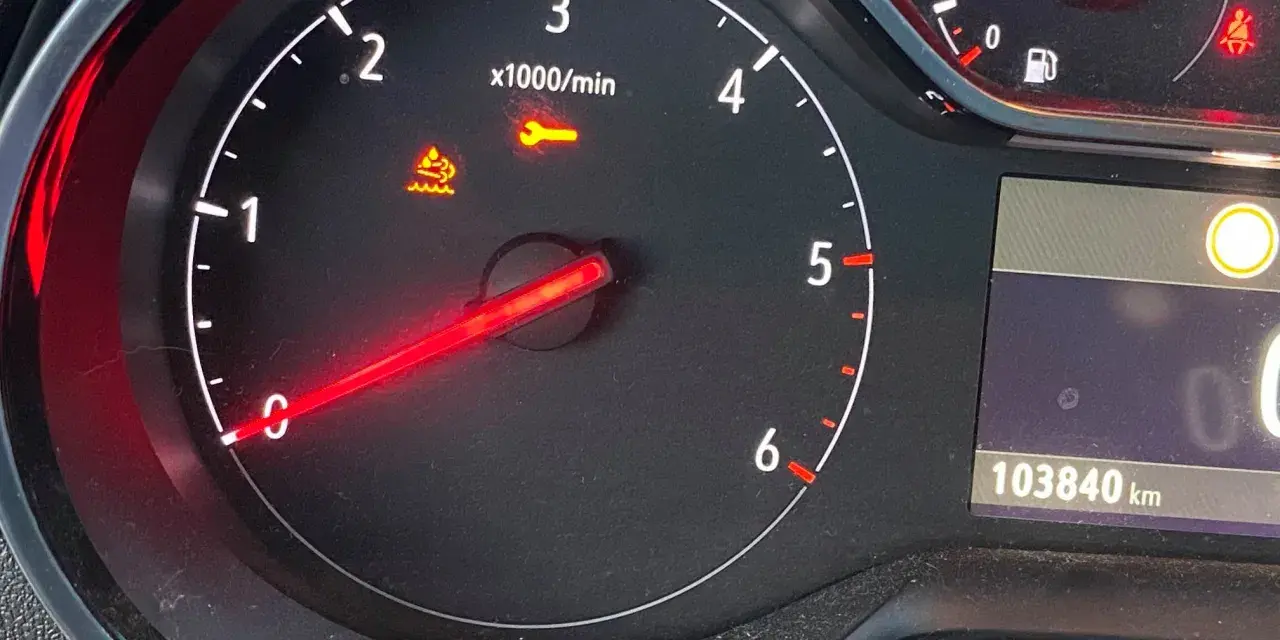 Spia difetto motore Opel Crossland X: icona chiave inglese e motore con gocce d'acqua accese. Controllare il veicolo.
