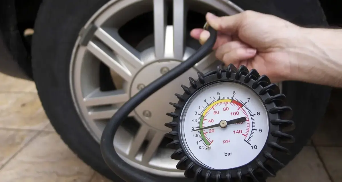 Controllo pressione gomme auto con manometro. Impara come gonfiare gomme auto per viaggiare in sicurezza.