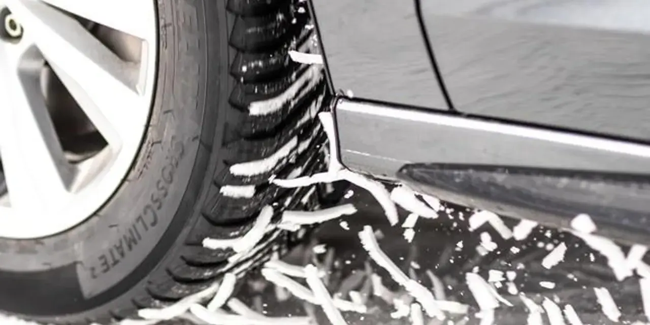 Gomme invernali in azione sulla neve, pronte per affrontare le strade secondo il decreto gomme.