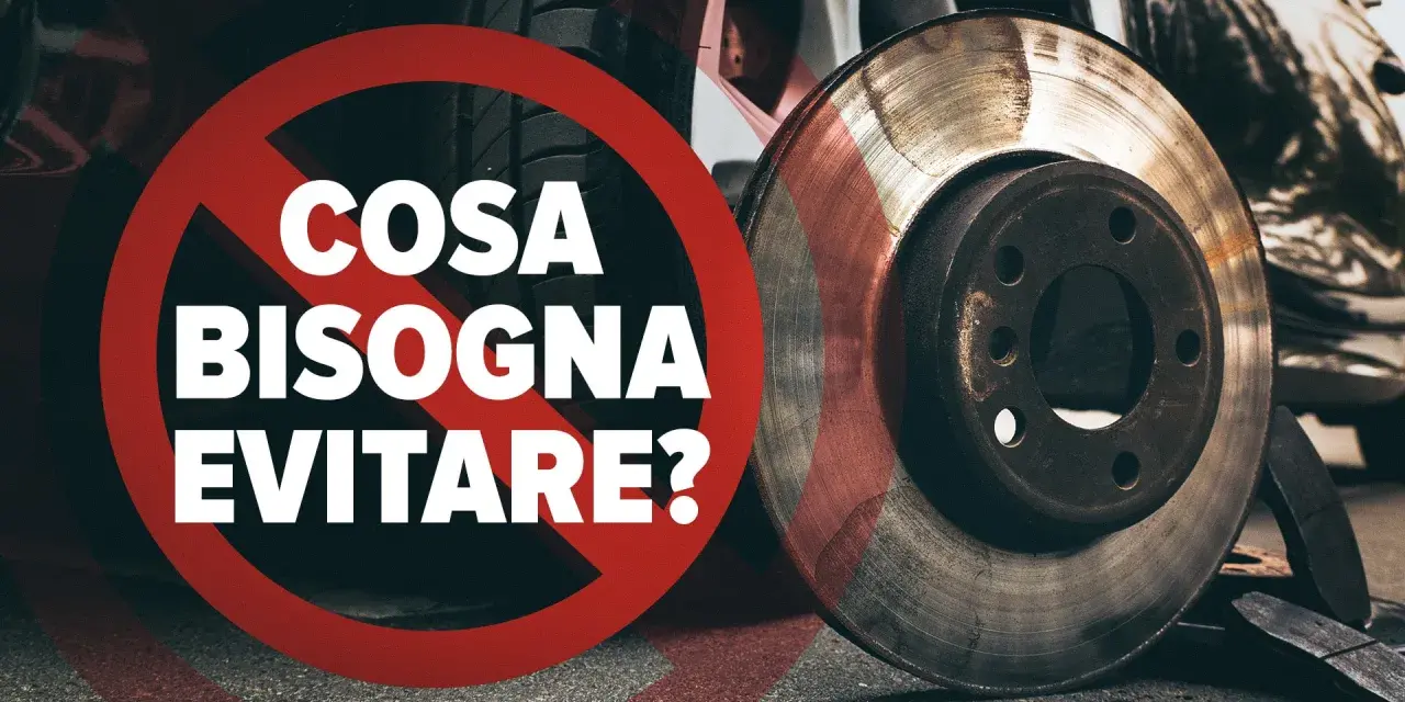 Disco freno usurato, simbolo di pericolo e testo "Cosa bisogna evitare?". Attenzione al surriscaldamento freni in discesa.