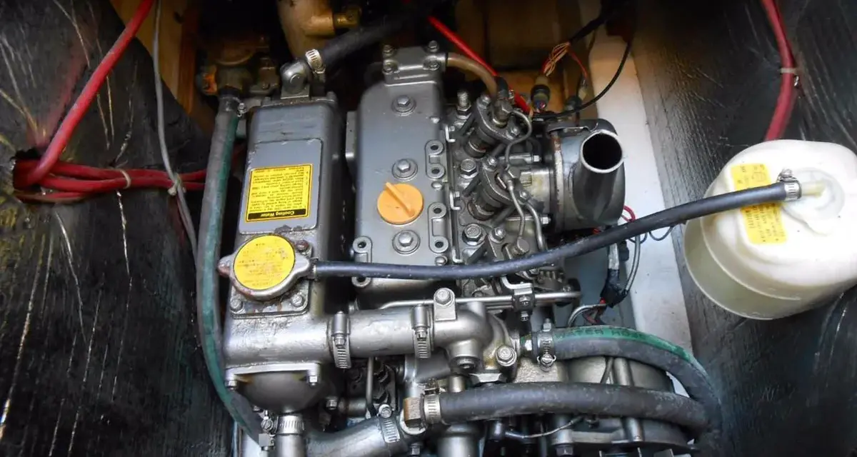 Motore diesel di barca, con tubi e filtri visibili. Potrebbe esserci un problema se non arriva gasolio al motore diesel.